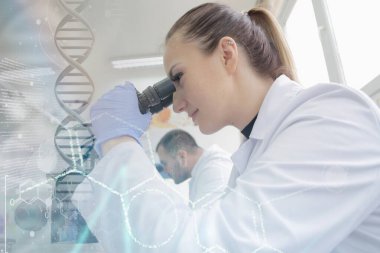 Laboratuvarda deney tüpleriyle çalışan iki genç bilim adamı...