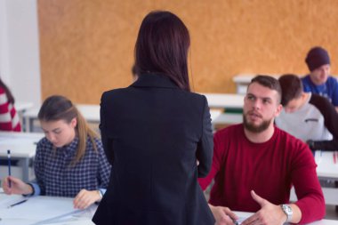 Kadın Mimarlık öğretmeni iş başında. Kadın profesör açıkla.