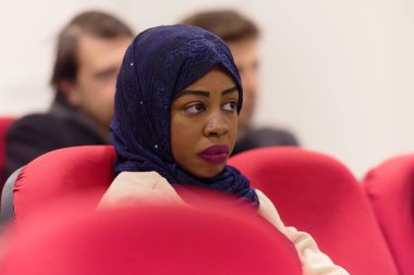 Güzel, Afrikalı, tesettürlü Müslüman bir kız.