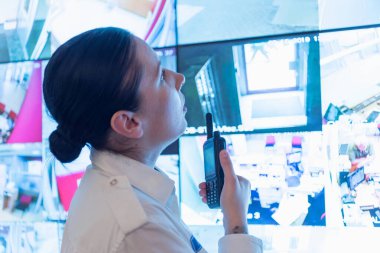 Güvenlik görevlisi Ro 'daki modern güvenlik kameralarını izliyor.