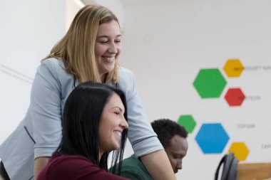 Çekici kadın profesör öğrencilere ve öğrencilere ders veriyor.