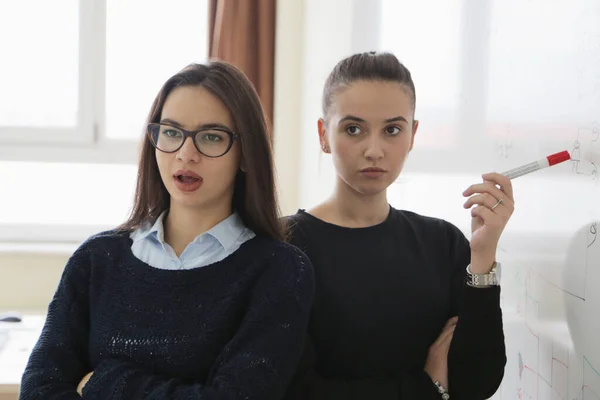 二人の若い女性学生が白いチャルコバの前に立って — ストック写真