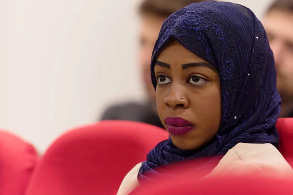 漂亮的非洲女穆斯林学生，头戴头巾听汽车 — 图库照片