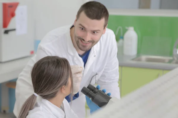 Due giovani scienziati di laboratorio di sesso femminile e maschile che lavorano al laboratorio w — Foto Stock