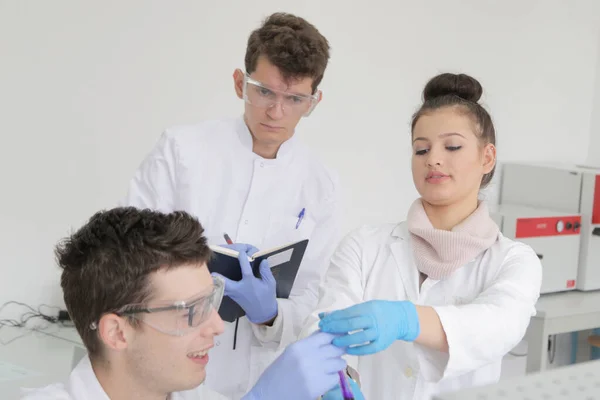 Groupe de jeunes scientifiques de laboratoire travaillant au laboratoire avec test tu — Photo