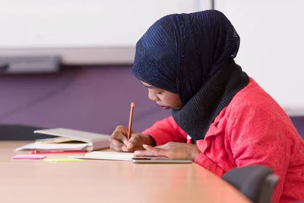 Startup bedrijf Afrikaans amerikaanse vrouw werken dagelijks baan bij — Stockfoto