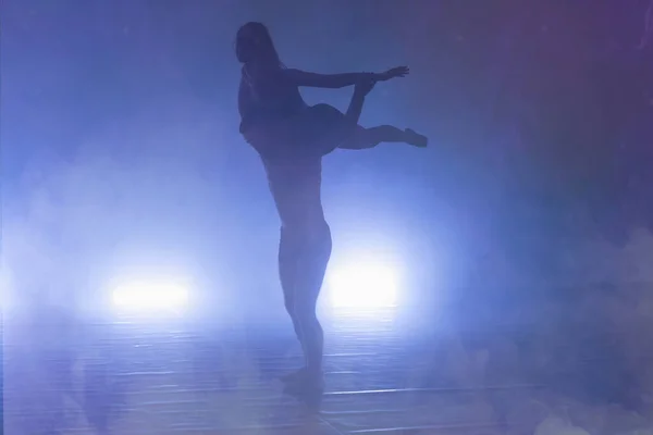 Dos jóvenes bailarines modernos bailando en el estudio. Deporte, baile a —  Fotos de Stock