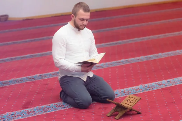 Religijny muzułmanin modli się wewnątrz pięknego meczetu, re — Zdjęcie stockowe
