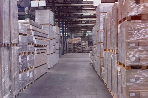 Výrobní linka dřevní továrny. Sklad desek — Stock fotografie
