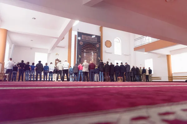 Muslim berdoa bersama-sama di dalam masjid besar . — Stok Foto