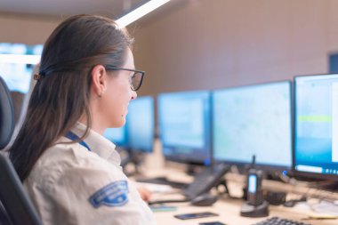 Güvenlik görevlisi Ro 'daki modern güvenlik kameralarını izliyor.