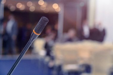 İş konferansı sırasında mikrofonların ön görüntüsü