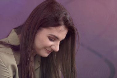 Güzel, genç ve yetenekli bayan tasarımcı yenilikçi P 'ye bakıyor.