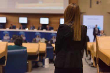 Ekonomik kalkınma modelini temsil eden iş kadını.