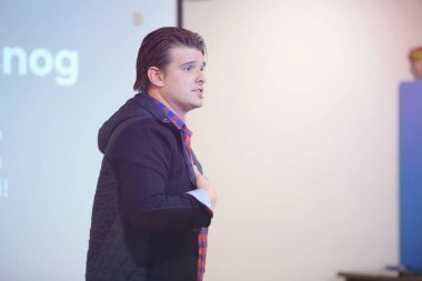 İş konferans odasında halka açık genç iş adamı