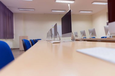 Masalarda bilgisayar ların olduğu modern ofis. Co boş bilgisayar odası