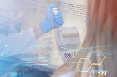 Laboratuvarda deney tüpleriyle çalışan iki genç bilim adamı...