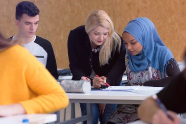 Kadın Mimarlık öğretmeni iş başında. Kadın profesör açıkla.