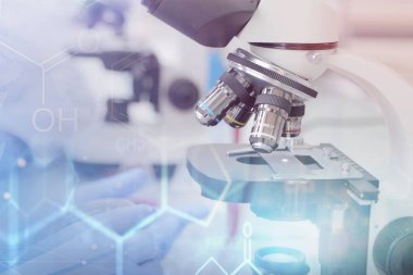 Laboratuvarda deney tüpleriyle çalışan iki genç bilim adamı...