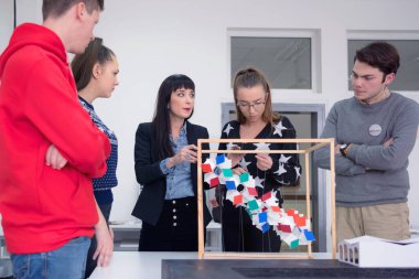 Kadın Mimarlık öğretmeni iş başında. Kadın profesör açıkla.