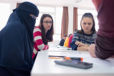 Erkek mimari profesörü, çok ırklı stuya dersi açıklıyor