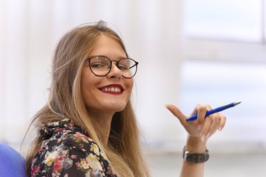 Sınıftaki kız öğrenci masasında oturuyor ve...