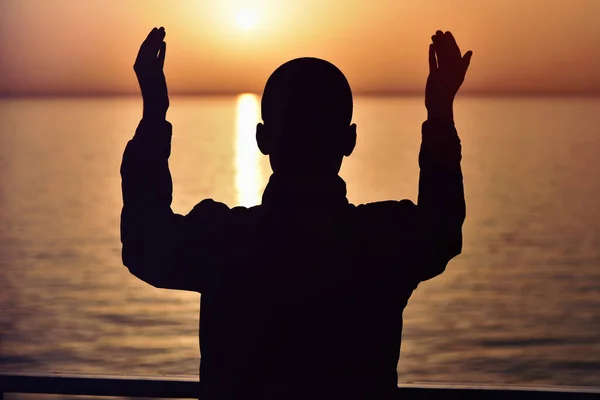 Oração muçulmana no navio rezando ao pôr do sol com as mãos para cima. Um silício — Fotografia de Stock