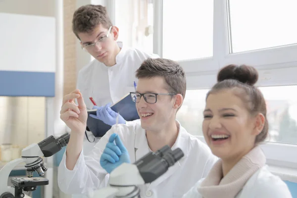 Skupina mladých laboratorních vědců pracujících v laboratoři s testem tu — Stock fotografie