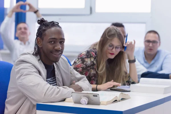 Glimlachen Afrikaans amerikaanse universiteit mannelijke student in klaslokaal s — Stockfoto