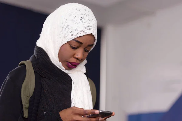 Afrikaans amerikaanse moslim zakenvrouw luisteren en kijken p — Stockfoto