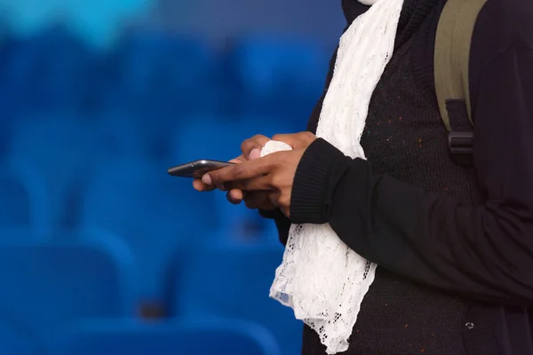 Afro americano musulmán negocios mujerutilizando el teléfono después del presente —  Fotos de Stock