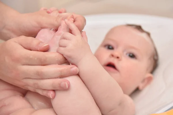 Üç aylık güzel bir bebek annesi ile banyo yapıyor, Avrupalı bir çocuk.. — Stok fotoğraf