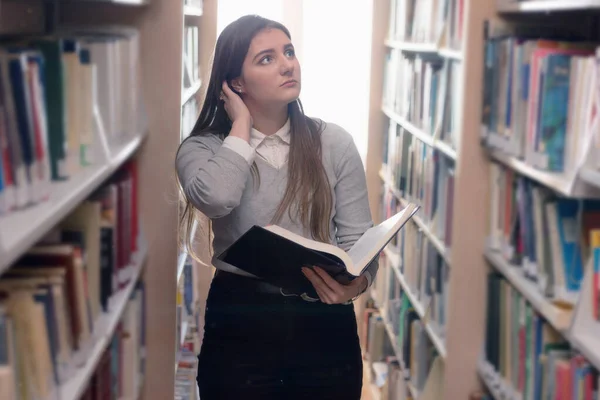 Hermosa mujer adulta estudiante internacional pasar un descanso en u — Foto de Stock