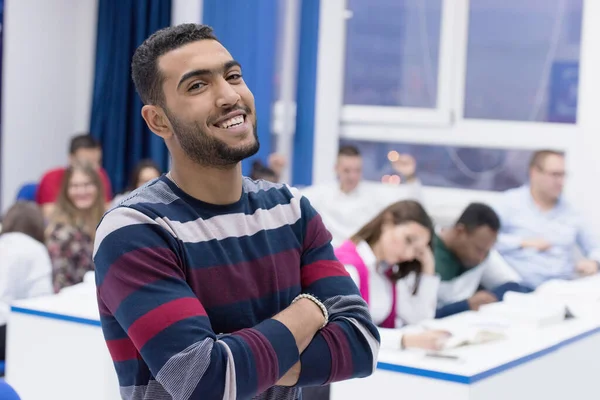 Studenti život na kampusu. Portrét studenta mužské vysoké školy smi — Stock fotografie