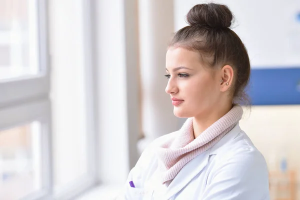 Young female male scientist in a laboratory doing research, micr — Stock Photo, Image