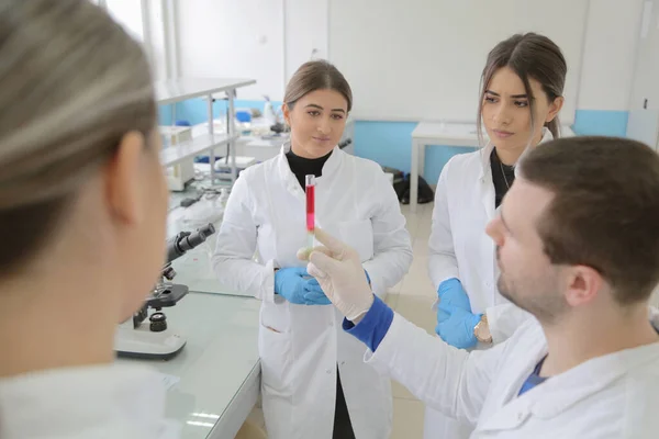 Gruppo di giovani scienziati di laboratorio che lavorano in laboratorio con test tu — Foto Stock