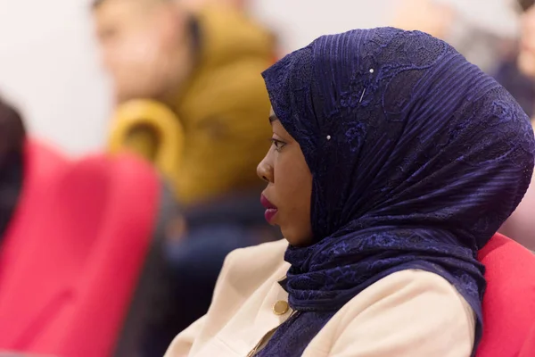 美丽的非洲女穆斯林学生仔细听好了 — 图库照片