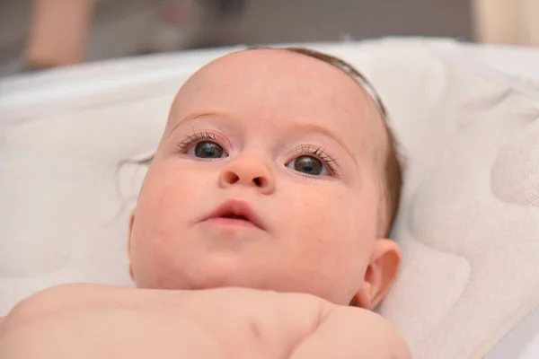 Bella bambina di tre mesi che fa il bagno da sua madre a casa, bambina europea. — Foto Stock