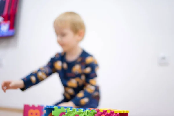 Criança pré-escolar brincando com blocos de brinquedos coloridos. Miúdo a brincar — Fotografia de Stock