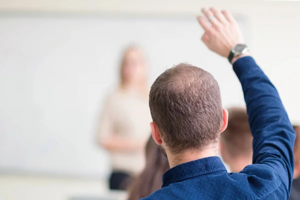 Groep jonge studenten in technische beroepsopleiding met te — Stockfoto