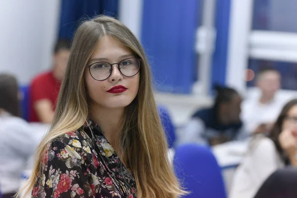 Vida de los estudiantes en el campus.Portrait de estudiante universitaria s —  Fotos de Stock