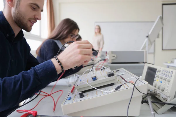 Teと技術職業訓練の若い学生のグループ — ストック写真