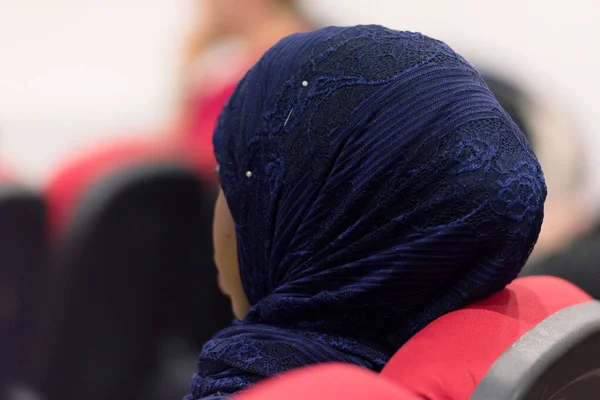 Un hermoso estudiante africano musulmán con hijab escuchar coche. — Foto de Stock