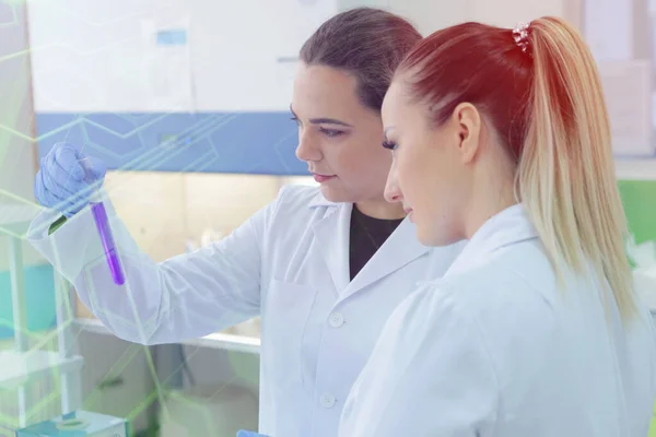 Duas jovens cientistas de laboratório trabalhando no laboratório com teste — Fotografia de Stock