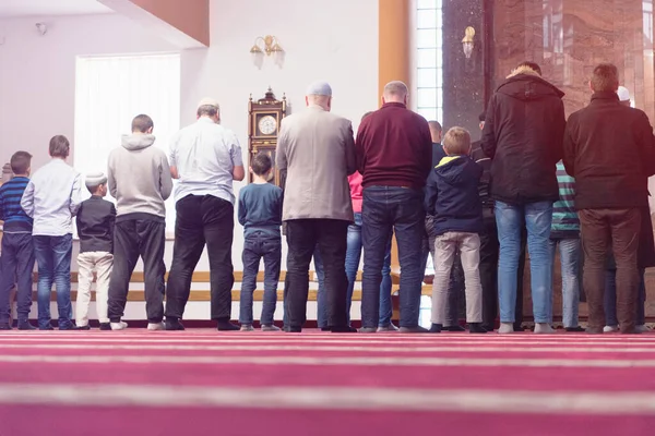 Dindar Müslümanlar büyük caminin içinde birlikte dua ediyorlar.. — Stok fotoğraf