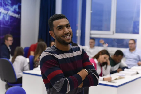 Giovane Studente Sesso Maschile Classe Alla Sua Scrivania Rivolgendosi Sorridere — Foto Stock