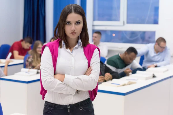 Vida dos estudantes no campus.Portrait do estudante universitário fêmea s — Fotografia de Stock