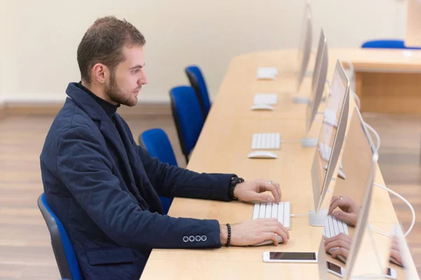 Jeune homme d'affaires travaillant sur un ordinateur moderne. Homme d'affaires u — Photo