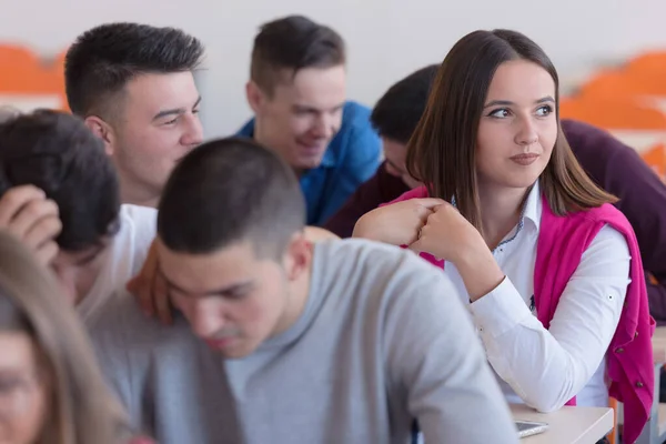 Étudiants assis dans une salle de conférence à l'université tout en étudiant — Photo