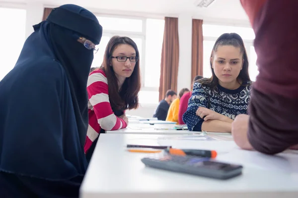 Férfi építész professzor elmagyarázza a leckét a többnemzetiségű stu — Stock Fotó